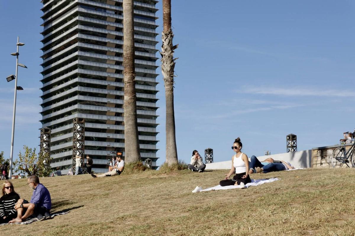 Barceloneses acuden a la playa por las altas temperaturas de noviembre