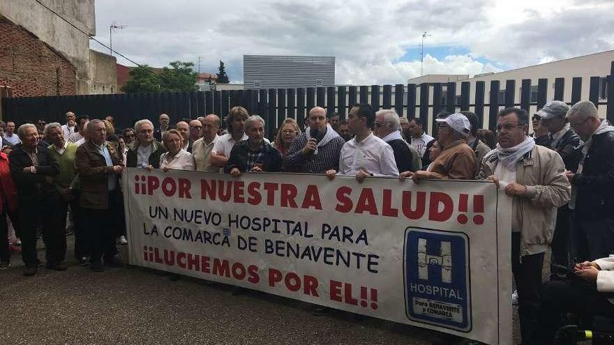 Concentración a las puertas del Hospital. a la derecha Jo´se Ignacio Martín benito, autor de la PNL.