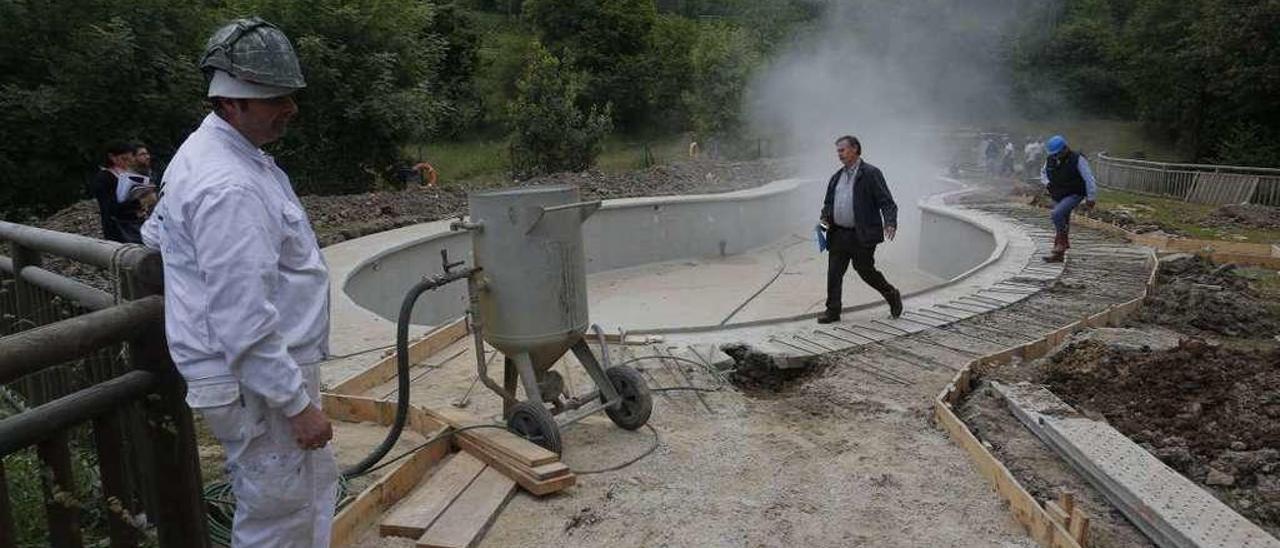 Varios trabajadores, durante la construcción de las piscinas de Sollovio.