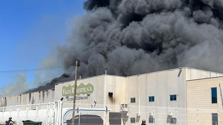 Una gran columna de humo emerge del incendiado edificio en Librilla.