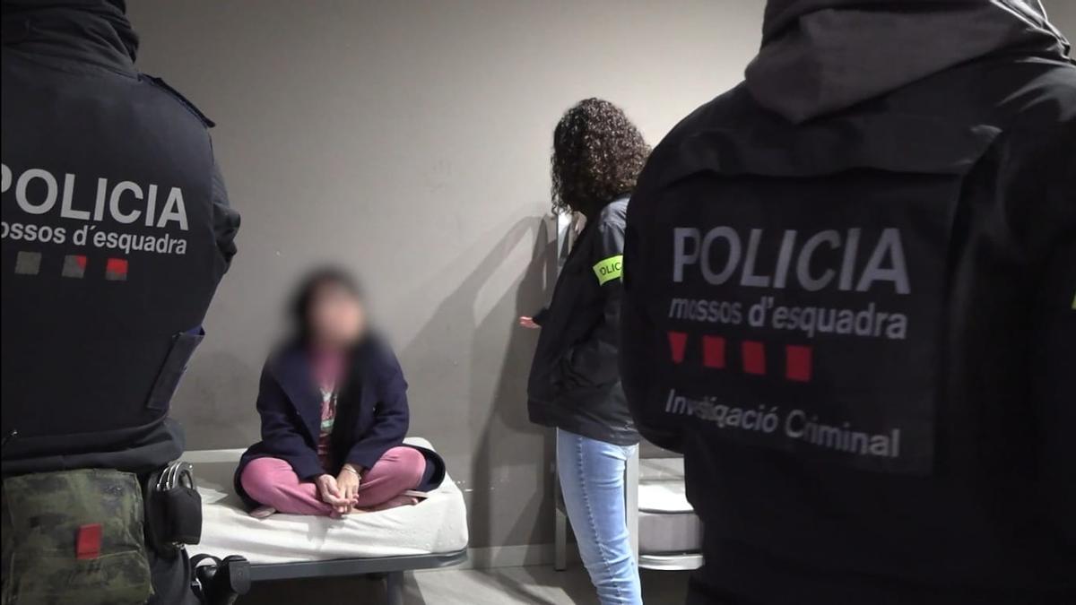 Agentes de los Mossos al liberar a una de las víctimas de explotación sexual