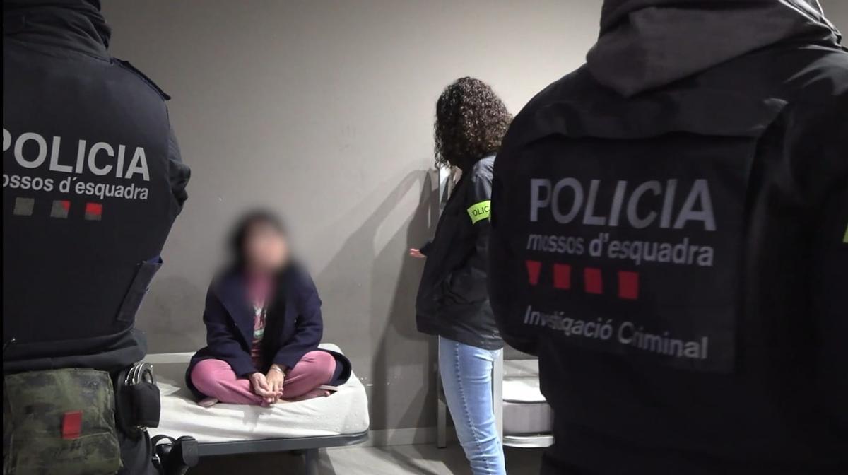 Agentes de los Mossos al liberar a una de las víctimas de explotación sexual