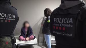 Agentes de los Mossos al liberar a una de las víctimas de explotación sexual