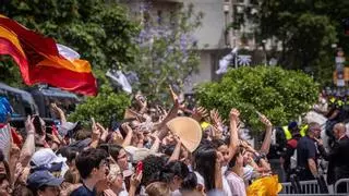 A PIE DE CALLE |  Las calles de Barcelona esperan el recorrido del papamóvil antes de la misa en la Sagrada Familia