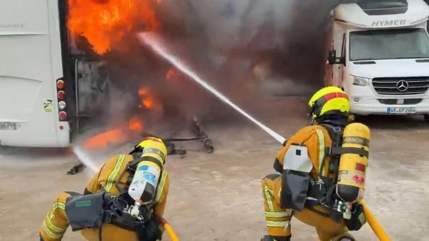 Sofocar el incendio de la autocaravana de lujo y evitar que se propagase: la gran labor de los bomberos en Dénia