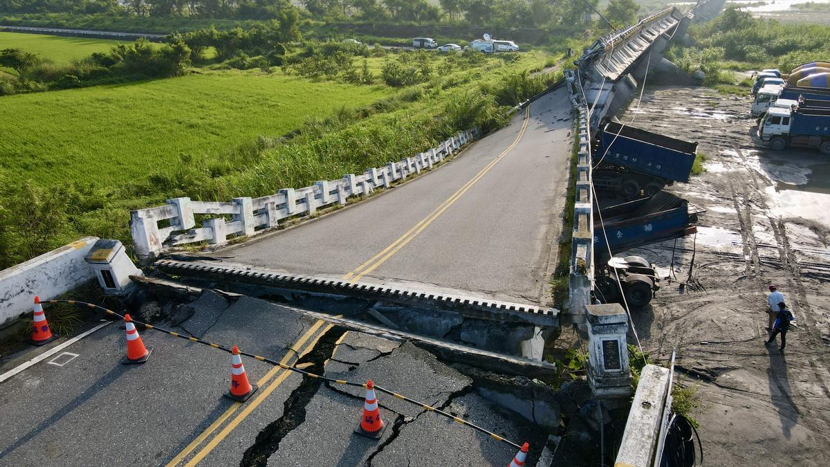 Uno de los puentes hundidos en Taiwan a causa del seísmo.