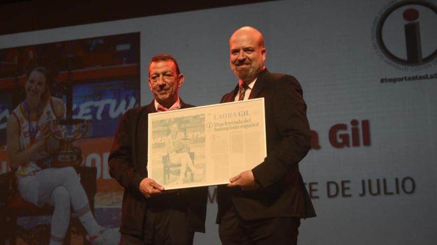 El padre de Laura Gil, Antonio Blas, recibe el premio de la mano del director general de deportes de la UCAM.