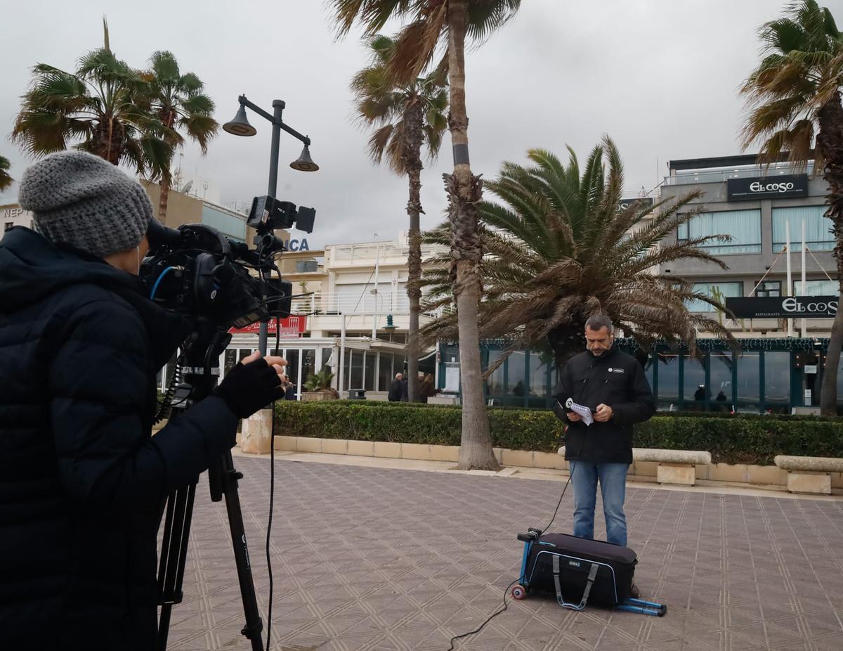 Un periodista de A Punt delante del restaurante El Coso.