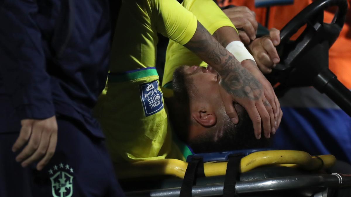 Momento en el que Neymar se retira lesionado.