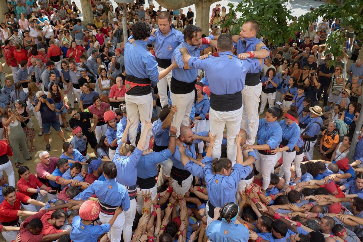 Un dels castells dels Marrecs de Salt a mig carregar.