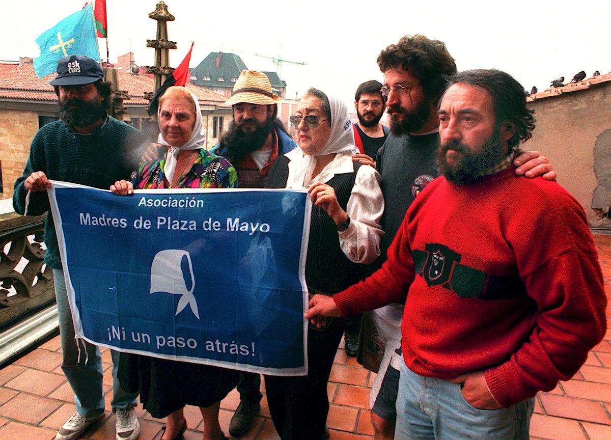 Trabajadores de Duro Felguera reciben el apoyo de las Madres de la Plaza de Mayo (Argentina) durante su encierro en la Catedral de Oviedo