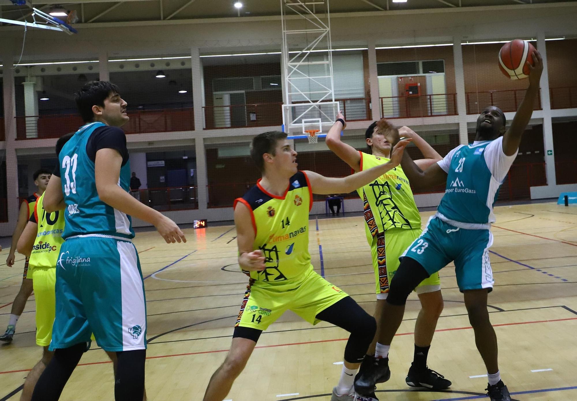 El derbi Camper Eurogaza UCB - Climanavas Agrometal Peñarroya en imágenes