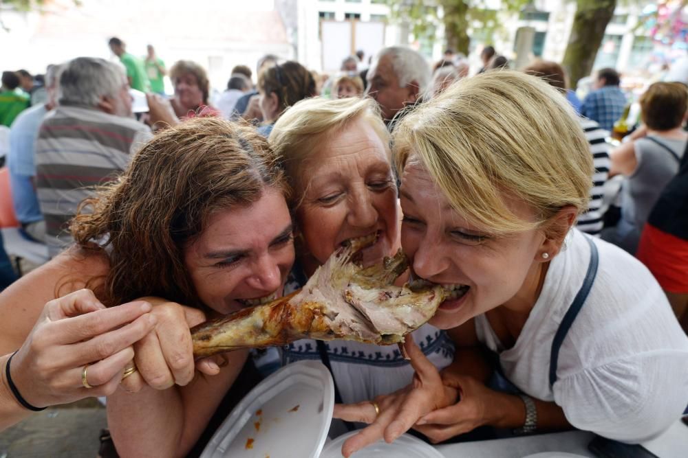 Moraña fue hoy el templo del carneiro ao espeto, plato que degustaron los vecinos y los visitantes acompañado de empanadas de zorza o bacalao con pasas