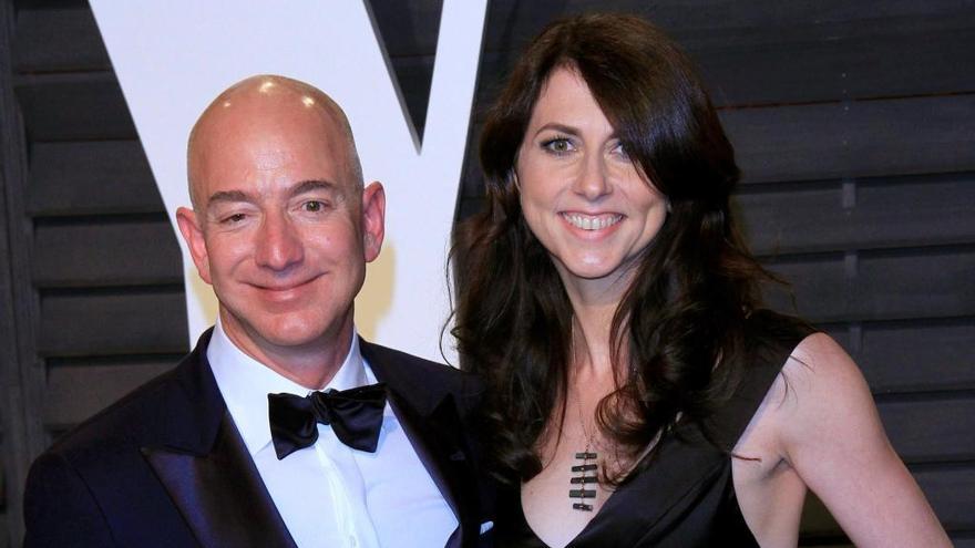 MacKenzie Bezos, con su exmarido, Jeff Bezos.
