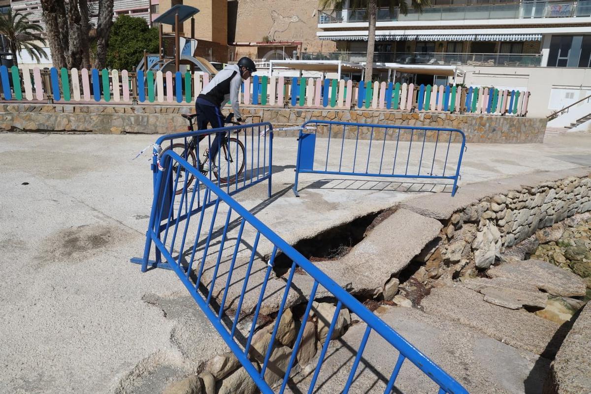 El último temporal provocó desperfectos en la Albufereta que llevaron a la Policía Local a limitar la zona.