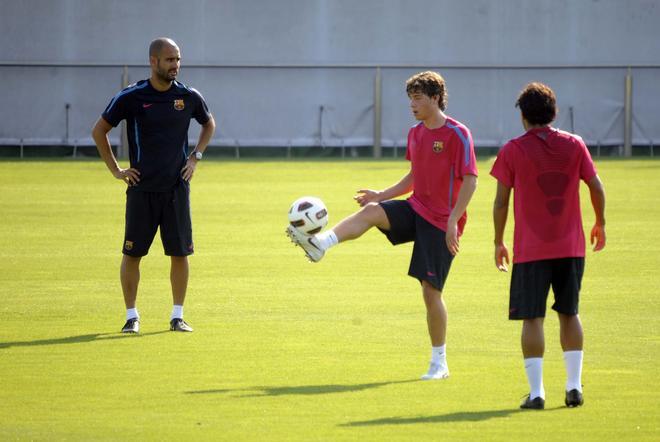 Pep Guardiola lo incluyó como integrante del primer equipo en la pretemporada de la temporada 2010/2011.