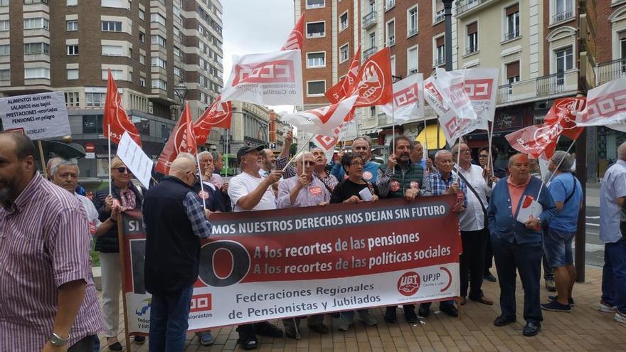 Concentración de pensionistas y jubilados en Valladolid.