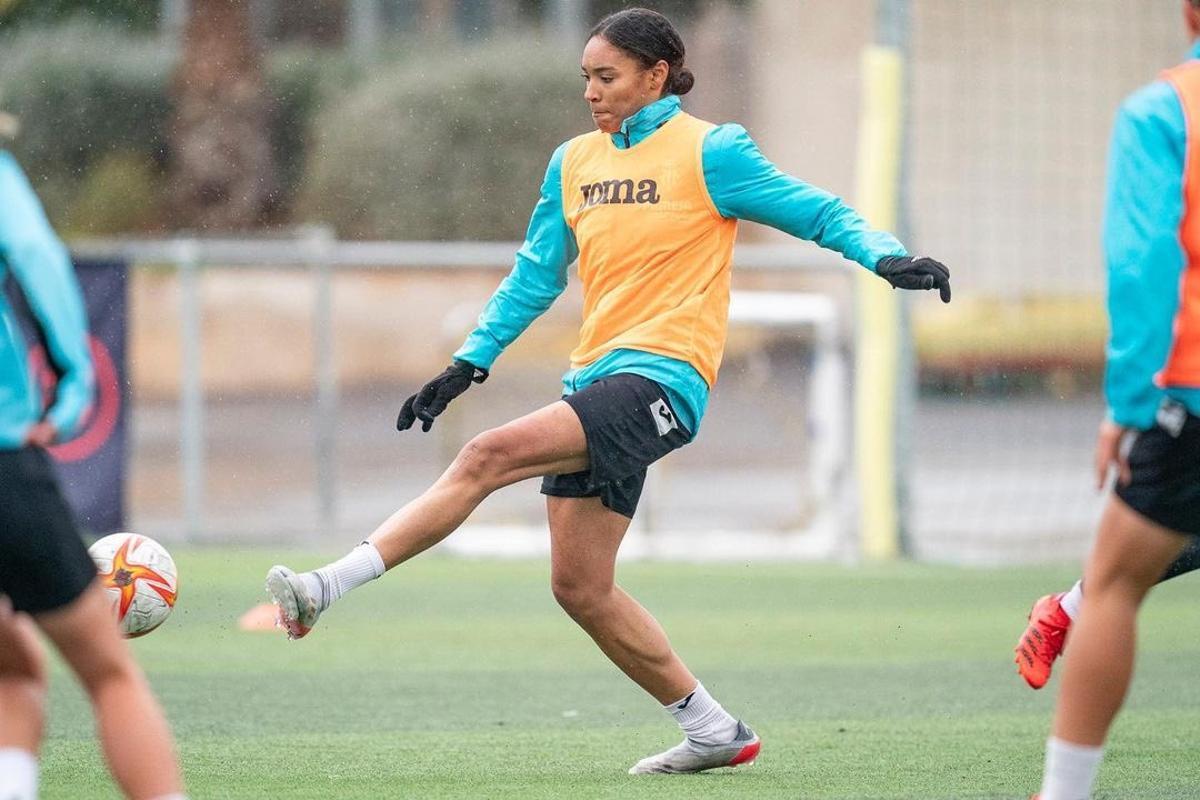 Salma Paralluelo entrenándose con el Villarreal.