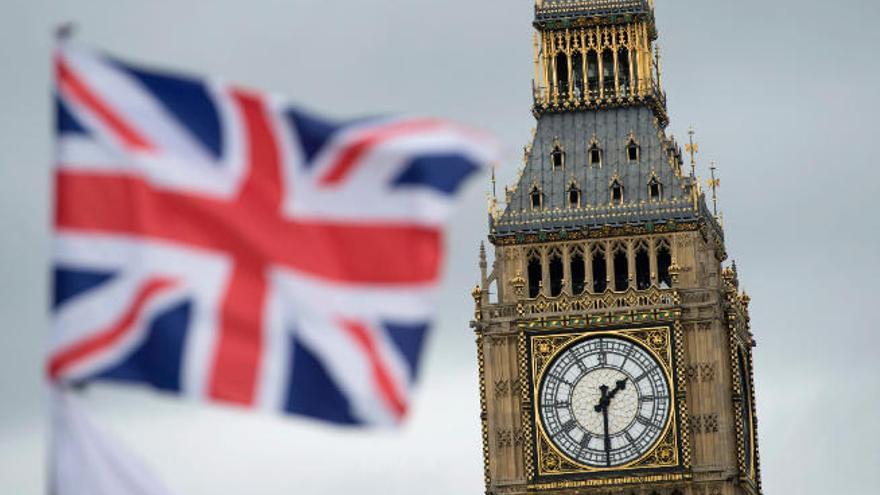 Bandera británica ondea junto al Big Ben en Londres