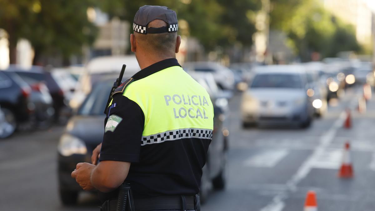 Imagen de archivo de un Policía Local en Córdoba.