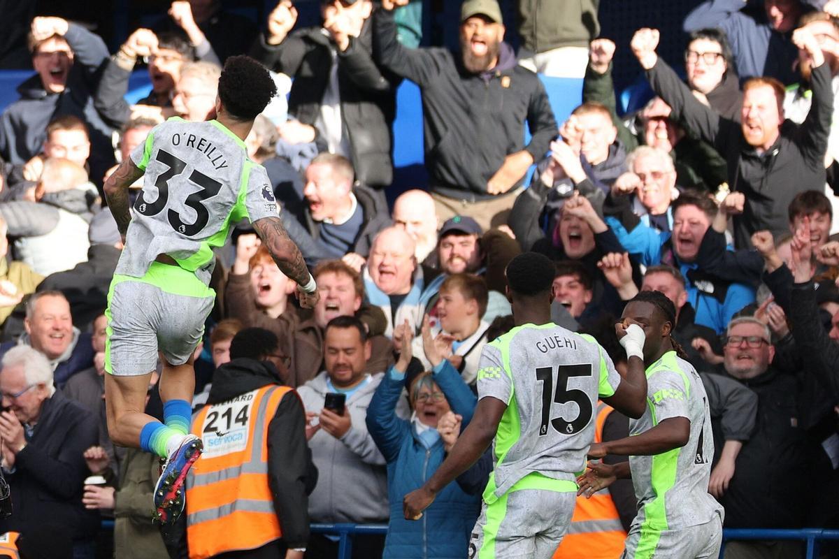 Nico O'Reilly celebra el 0-1, obra suya, acompañado por Marc Guéhi y  Jérémy Doku, los otros autores de los goles del Manchester City en Stamford Bridge.