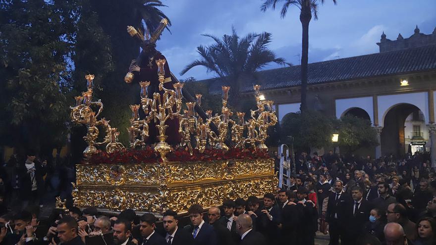 Las cofradías de Córdoba celebran el Vía Crucis en la Catedral