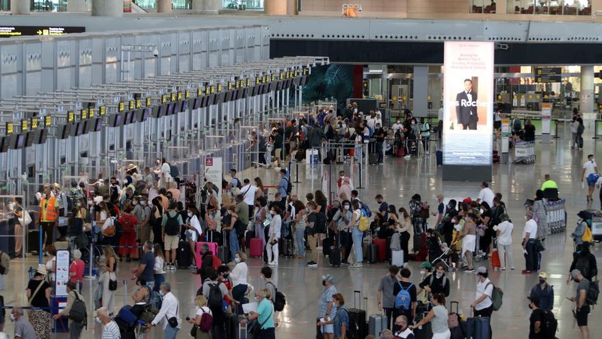 Turistas en el aeropuerto de Málaga