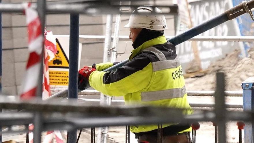 Reinicio de los trabajos en la construcción en el barrio de Valdebebas, en Madrid.