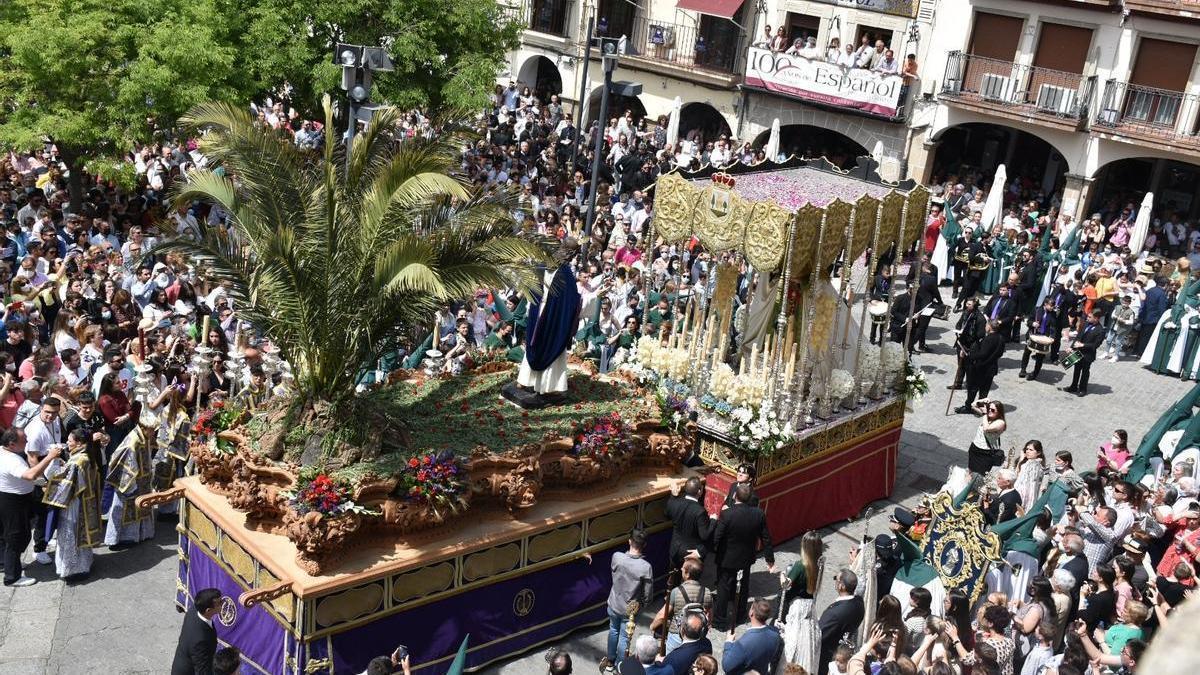 Encuentro entre el Cristo y la Virgen, en la plaza Mayor de Plasencia.