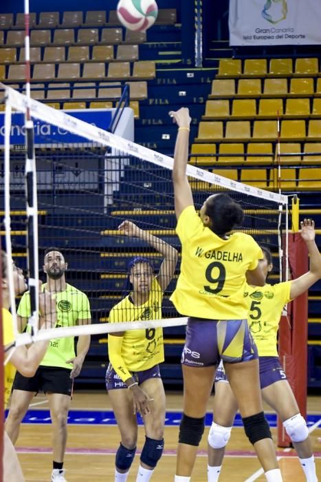 25-02-20 DEPORTES. CENTRO INSULAR DE LOS DEPORTES. LAS PALMAS DE GRAN CANARIA. Entrenamiento y foto de grupo del equipo femenino de volleyball IBSA 7 Palmas.    Fotos: Juan Castro.  | 25/02/2020 | Fotógrafo: Juan Carlos Castro