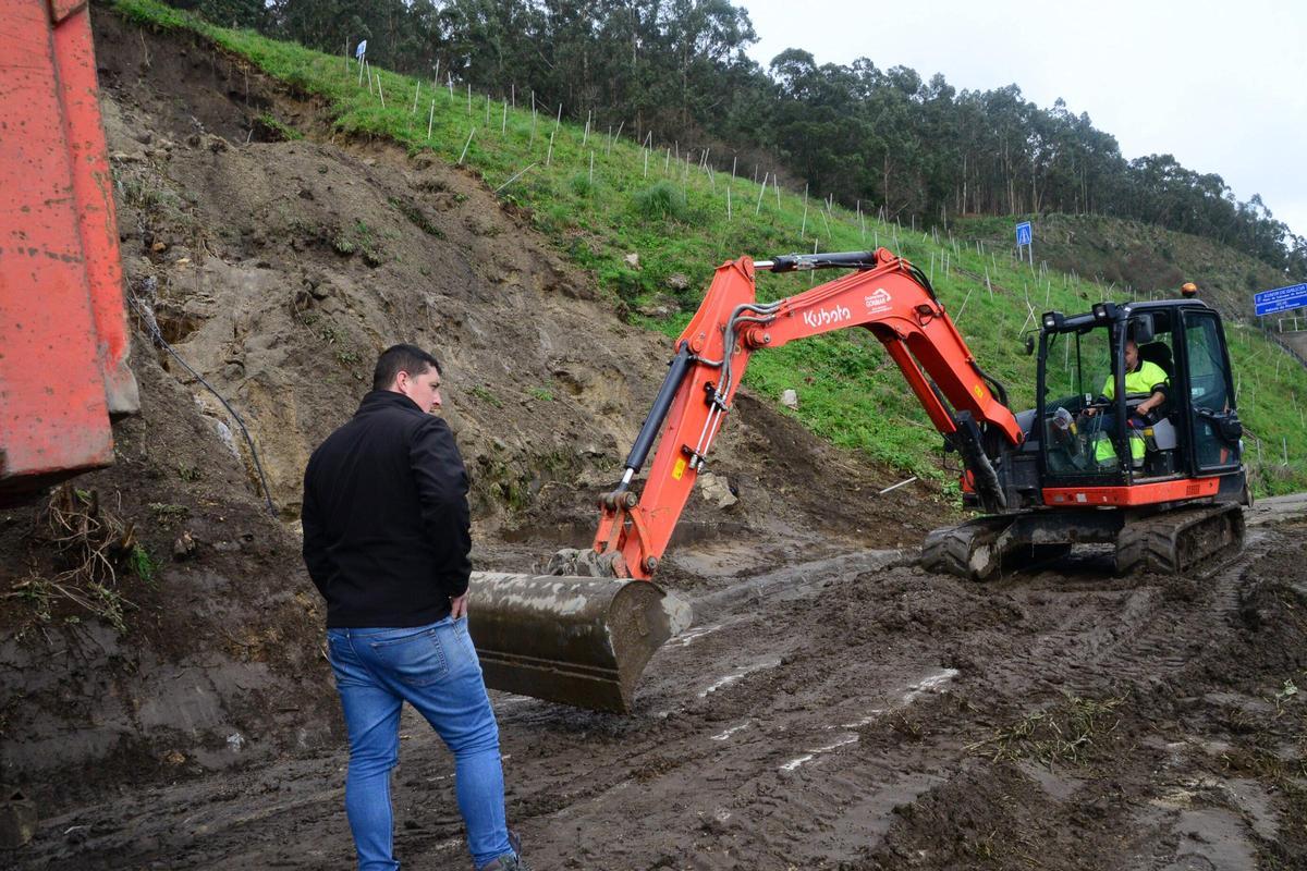 La pala trabajando ayer en la retirada de la tierra.
