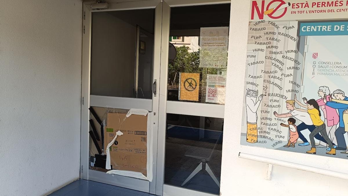 La puerta del centro de salud fue destrozada por un individuo "extremadamente agresivo" que atemoriza al personal.