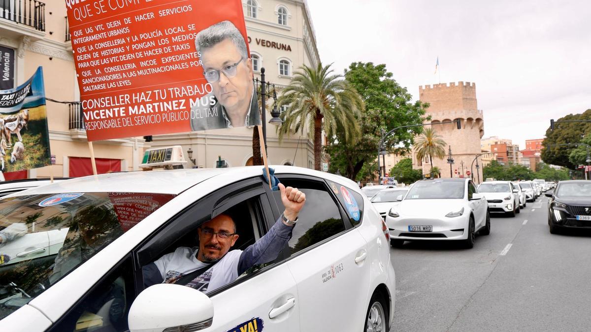 El sector del taxi vuelve a recorrer el centro de València