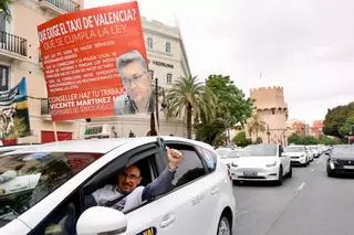 La manifestació de taxis confluïx amb la protesta de professors i bloquegen el carrer Xàtiva: “La solidaritat és evident”