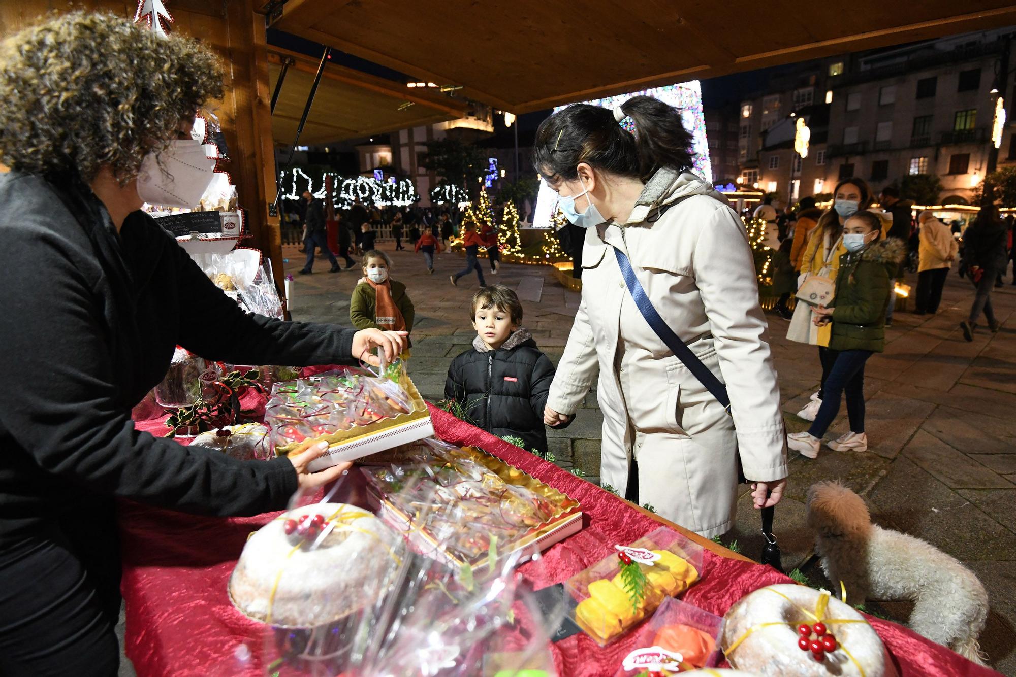 El poblado navideño llena de luz y color A Ferrería