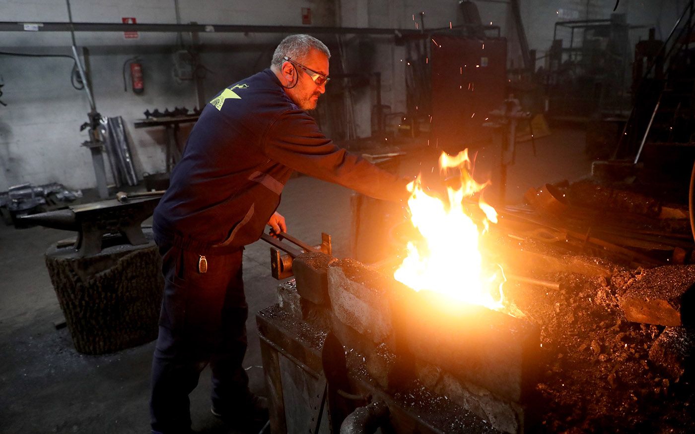 Secuencia de Santiago Martínez trabajando el hierro en su taller