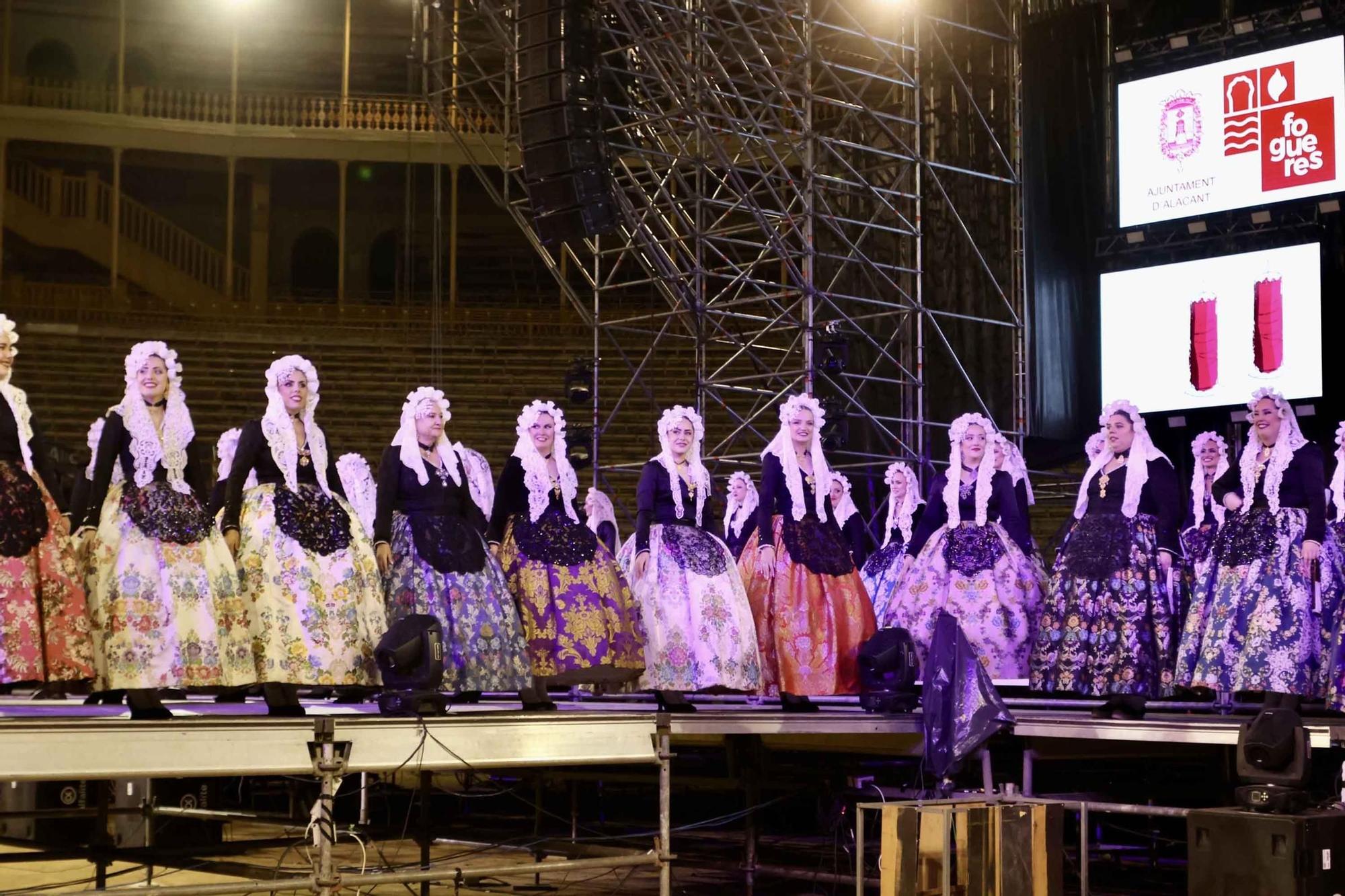 Las candidatas a Bellea del Foc 2025 ensayan con el traje de novia alicantina en la plaza de toros de Alicante