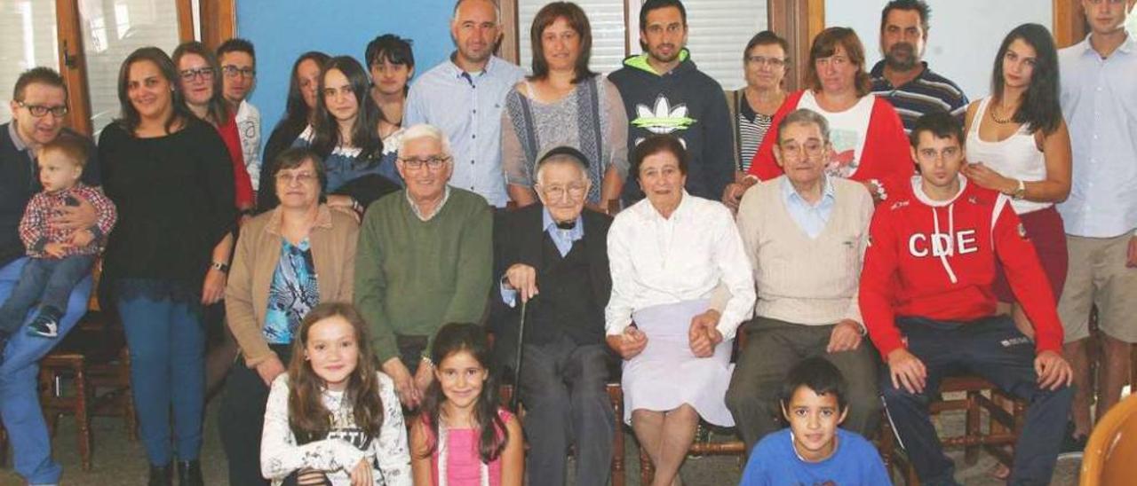 Juan Salgueiro Filloy, en el centro, rodeado de sus hijos, su nuera, su yerno sus nietos y sus bisnietos, ayer, en el Estación. // Bernabé / Ana Bazal