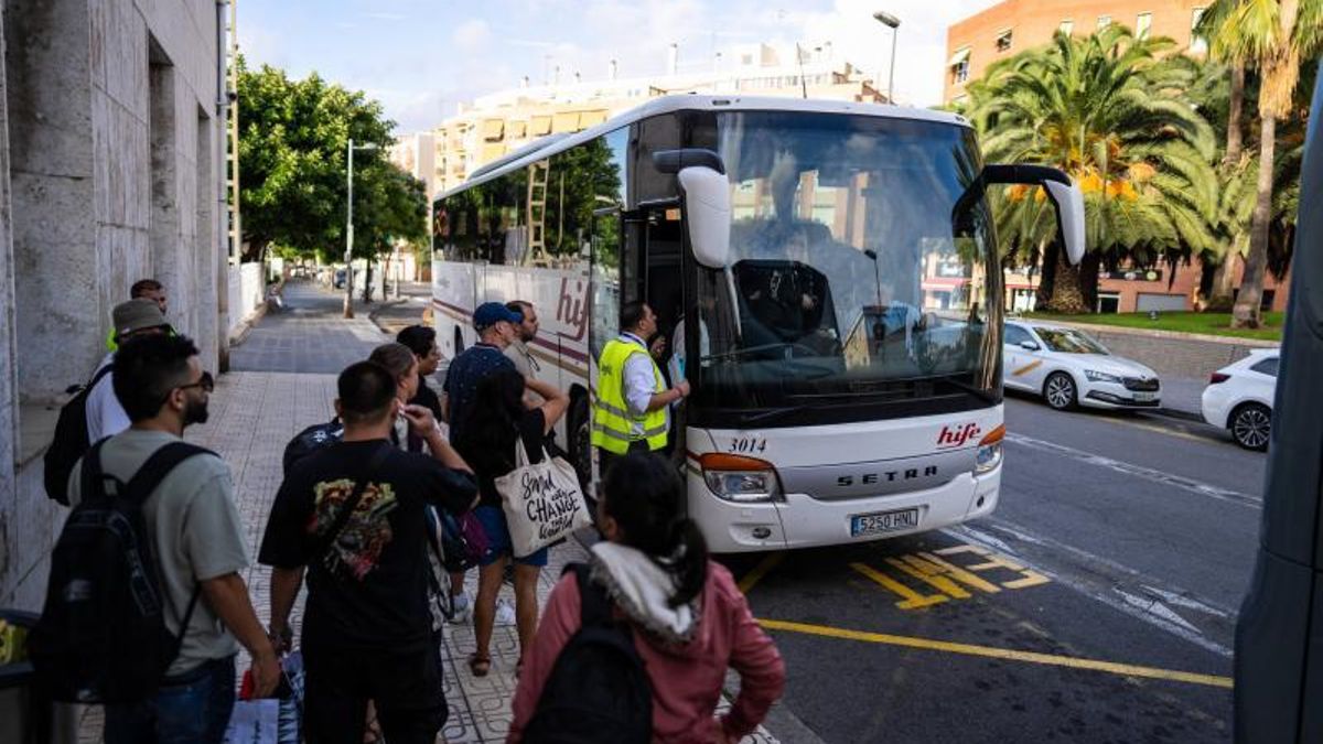 Parada de los autobuses alternativos ante la estación de trenes de Tarragona que van dirección a Barcelona.
