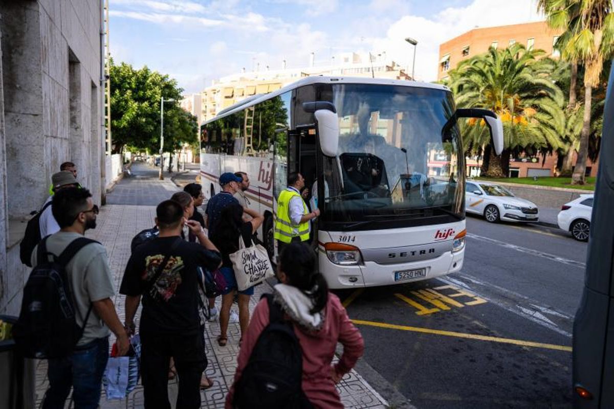 Parada de los autobuses alternativos ante la estación de trenes de Tarragona que van dirección a Barcelona.