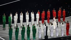 MILAN (Italy), 06/02/2026.- Italian model Vittoria Ceretti (C-R) walks as models wearing the colors of the Italian flag stand during of the Opening Ceremony of the Milano Cortina 2026 Winter Olympic Games, in Milan, Italy, 06 February 2026. (Italia) EFE/EPA/NEIL HALL
