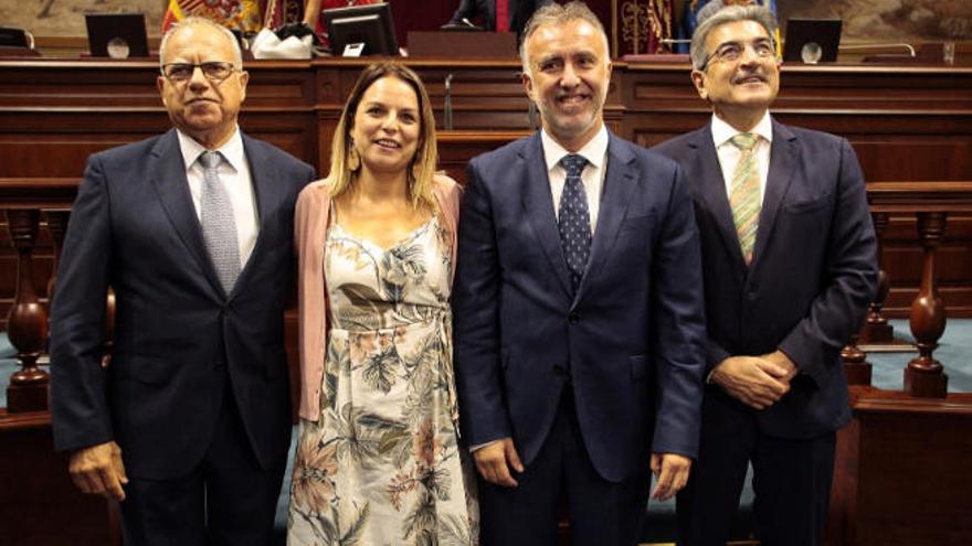 Los líderes políticos que firmaron el Pacto de las Flores, el pasado viernes en el Parlamento de Canarias.