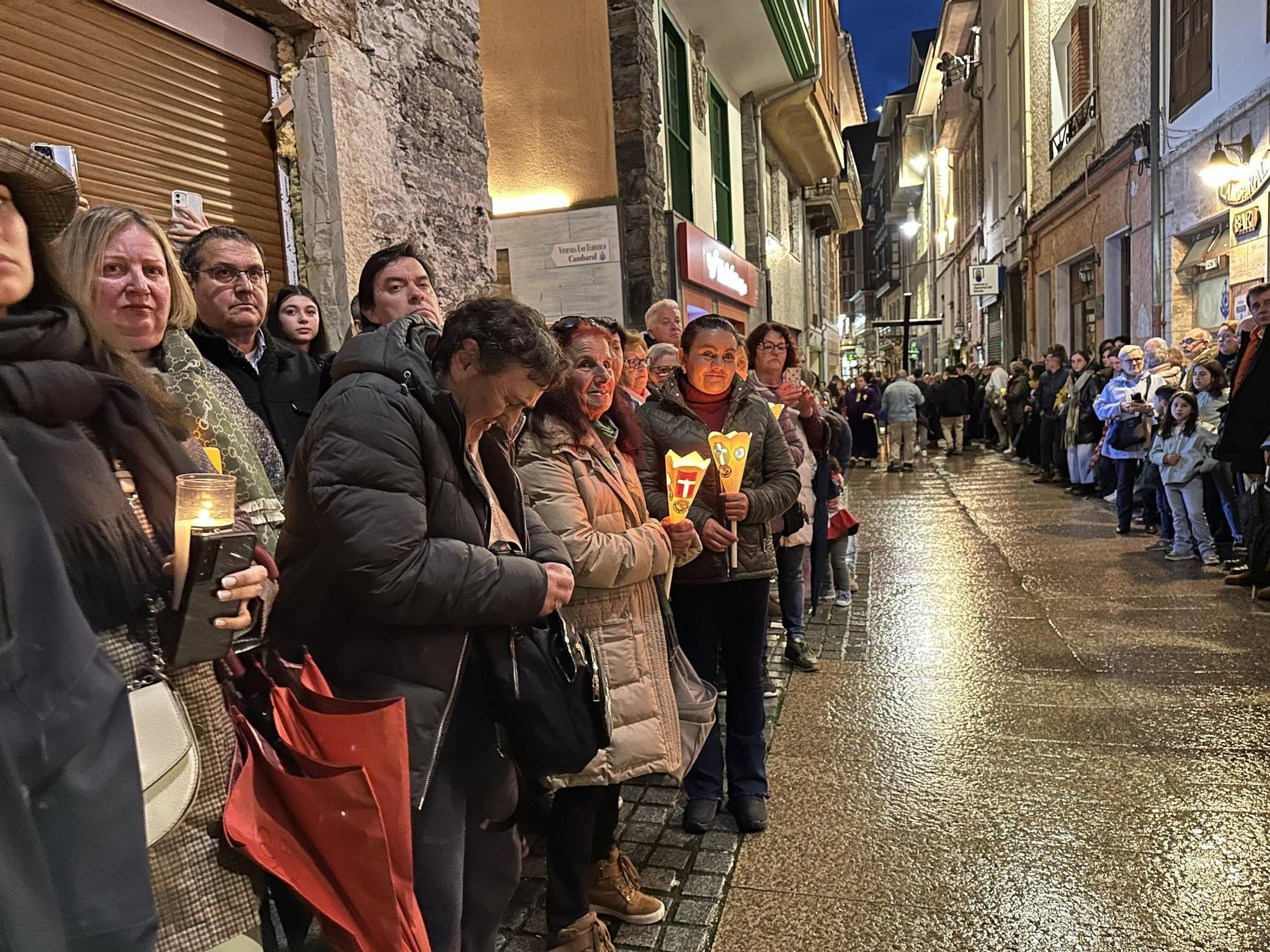 EN IMÁGENES | La envolvente procesión del Nazareno en Luarca