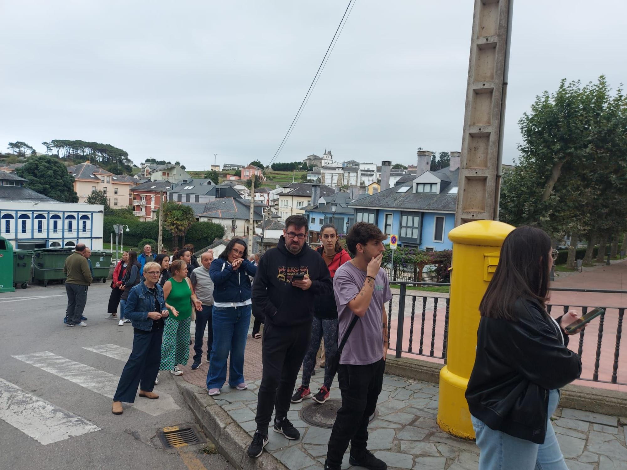 En imágenes: Colas en Puerto de Vega para conseguir una entrada para el partido de la Copa del Rey