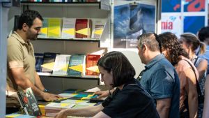 Una de las casetas que conforman la Feria del Libro de Madrid.