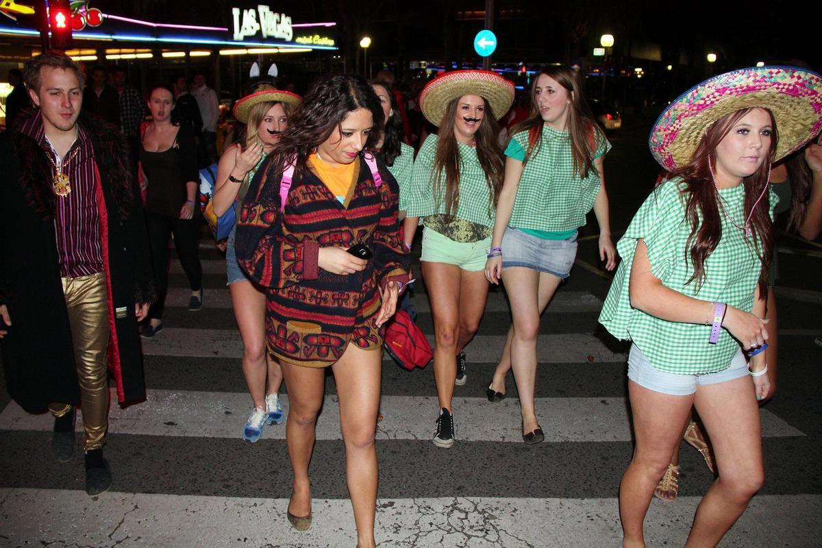 Un grupo de jóvenes británicos disfrazados por la madrugada, durante la fiesta nocturna del Saloufest 2013.