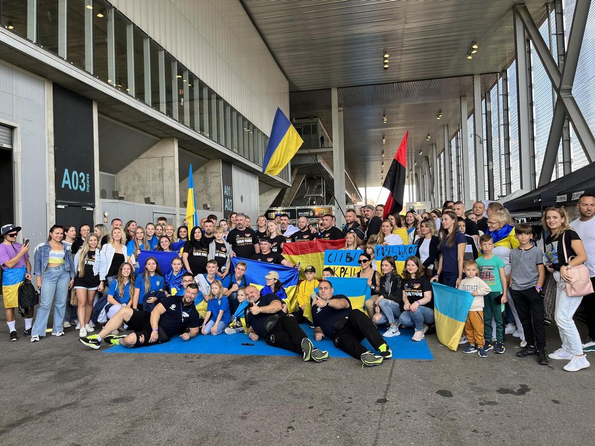 Público ucraniano junto a los atletas