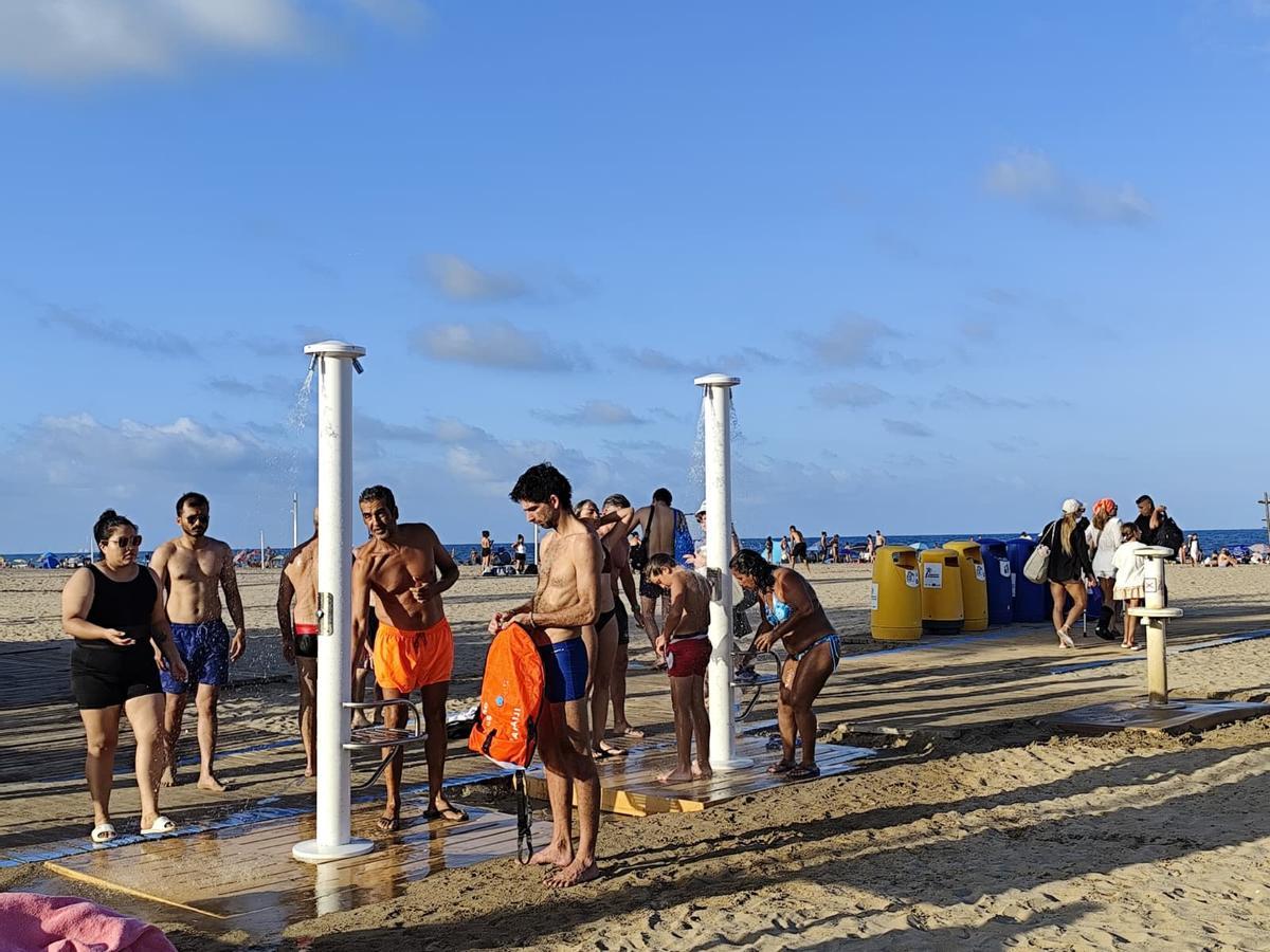Bañistas en la playa de Alboraia.