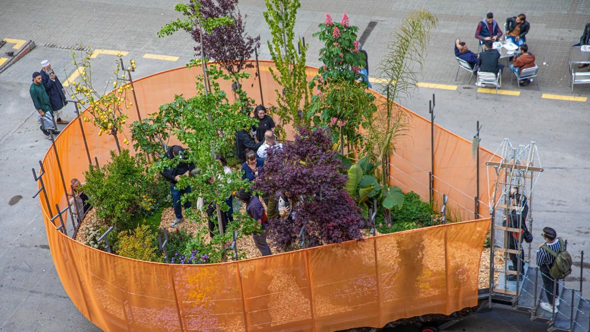 'L'arca de convivència', la instalación que ocupa la losa de la ronda de Sant Antoni.