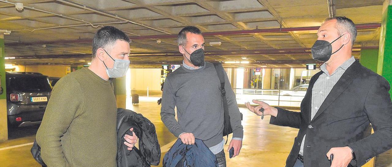 Xavi García Pimienta, Álex García -segundo entrenador- y Luis Helguera, el lunes en el parking del aeropuerto.